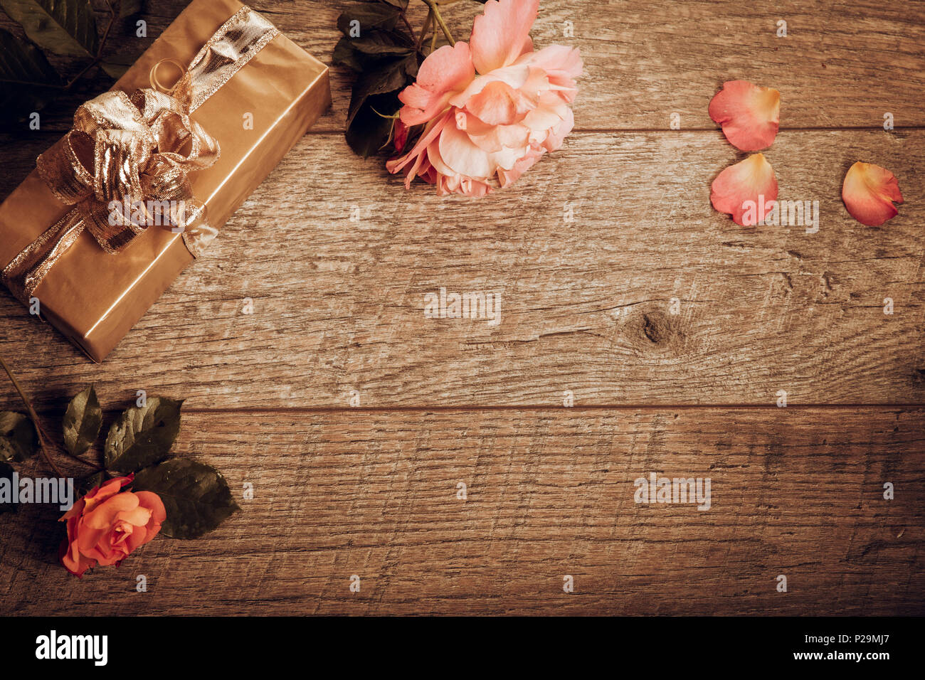 Festosa composizione floreale in bianco sullo sfondo di legno. Overh Foto Stock