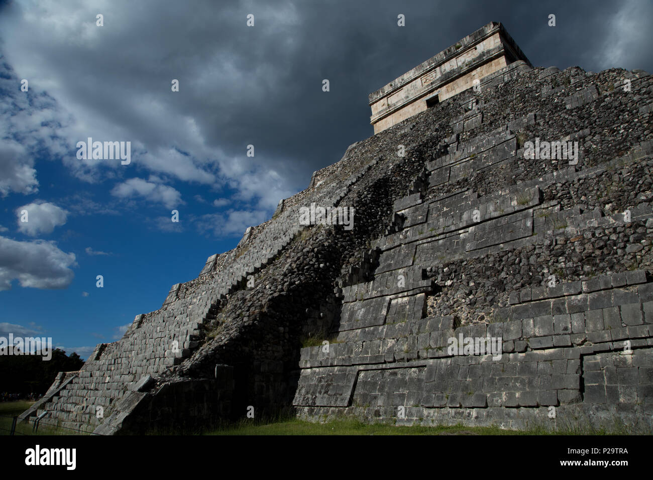 La Piramide Maya di Chichen Itza si alza al cielo in Yucatan, Messico. Foto Stock