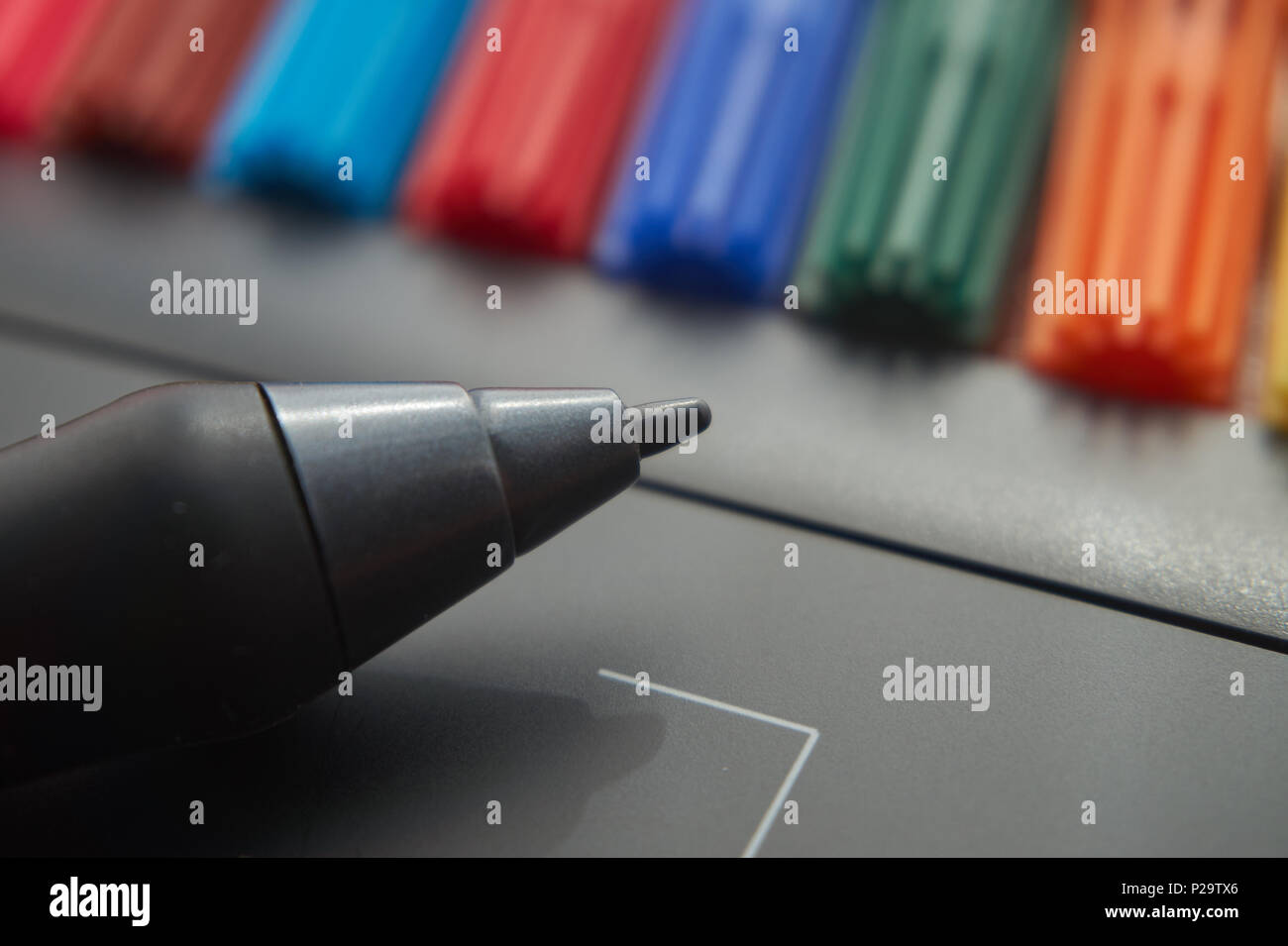 Nero penna stilo sul digitale tavoletta grafica per illustratori e designer con marcatori colorati in background. Vista Macro, lo spazio libero e selettivi foc Foto Stock