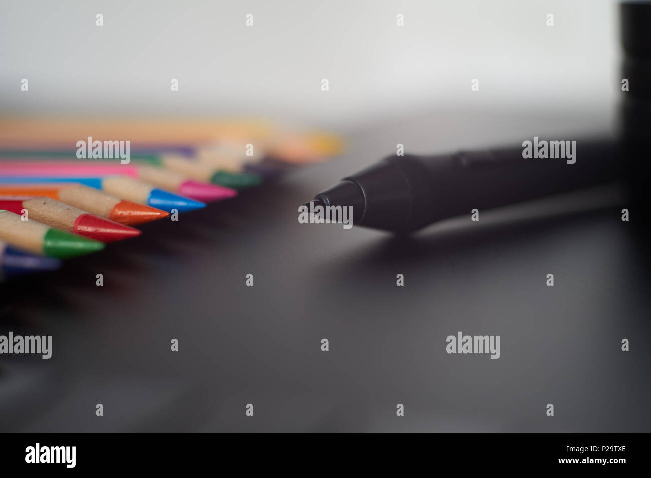 Stilo digitale sulla penna digitale tavoletta grafica per illustratori e designer con matite colorate in background. Vista Macro, lo spazio libero e selettivi Foto Stock