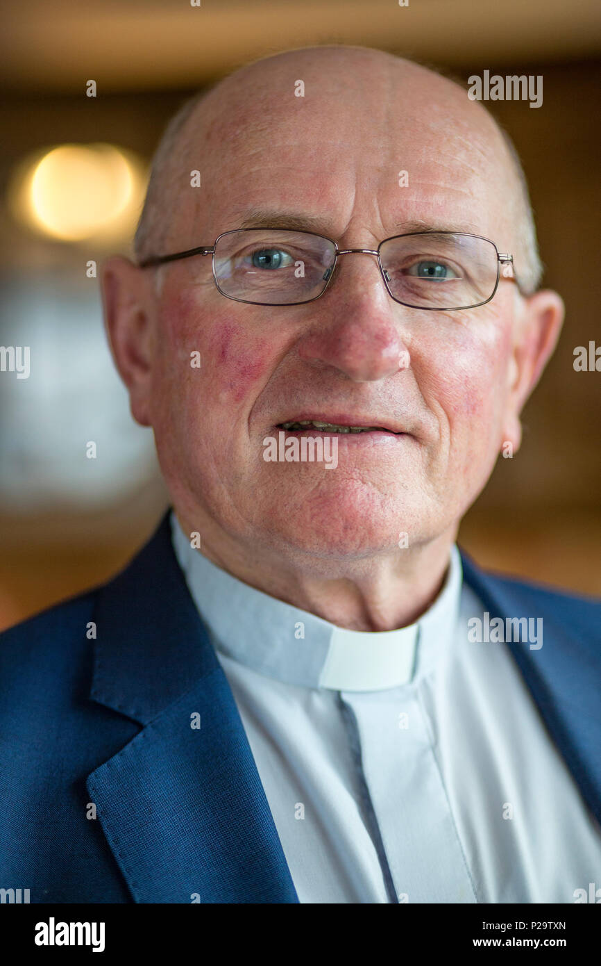 Prete cattolico nel collare per cani e maglietta clericale e tuta, Irlanda Foto Stock