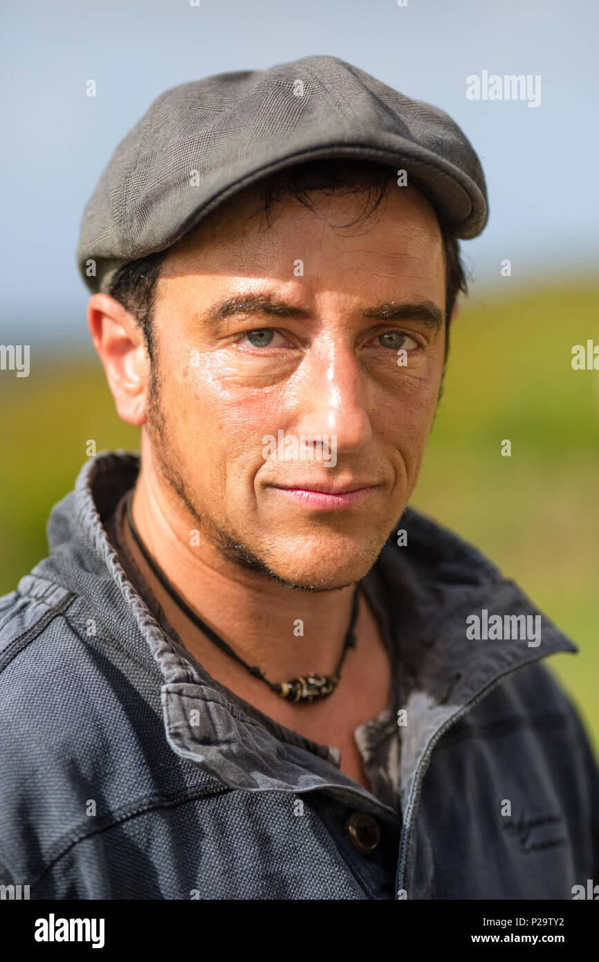 Uomo israeliano che indossa il tappo piatto e abiti casual Foto Stock