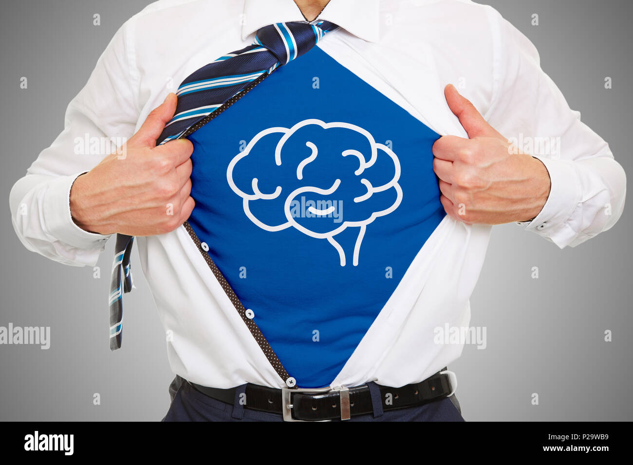 L'uomo rappresenta il simbolo del cervello sulla t-shirt sotto bianco maglietta aziendale Foto Stock