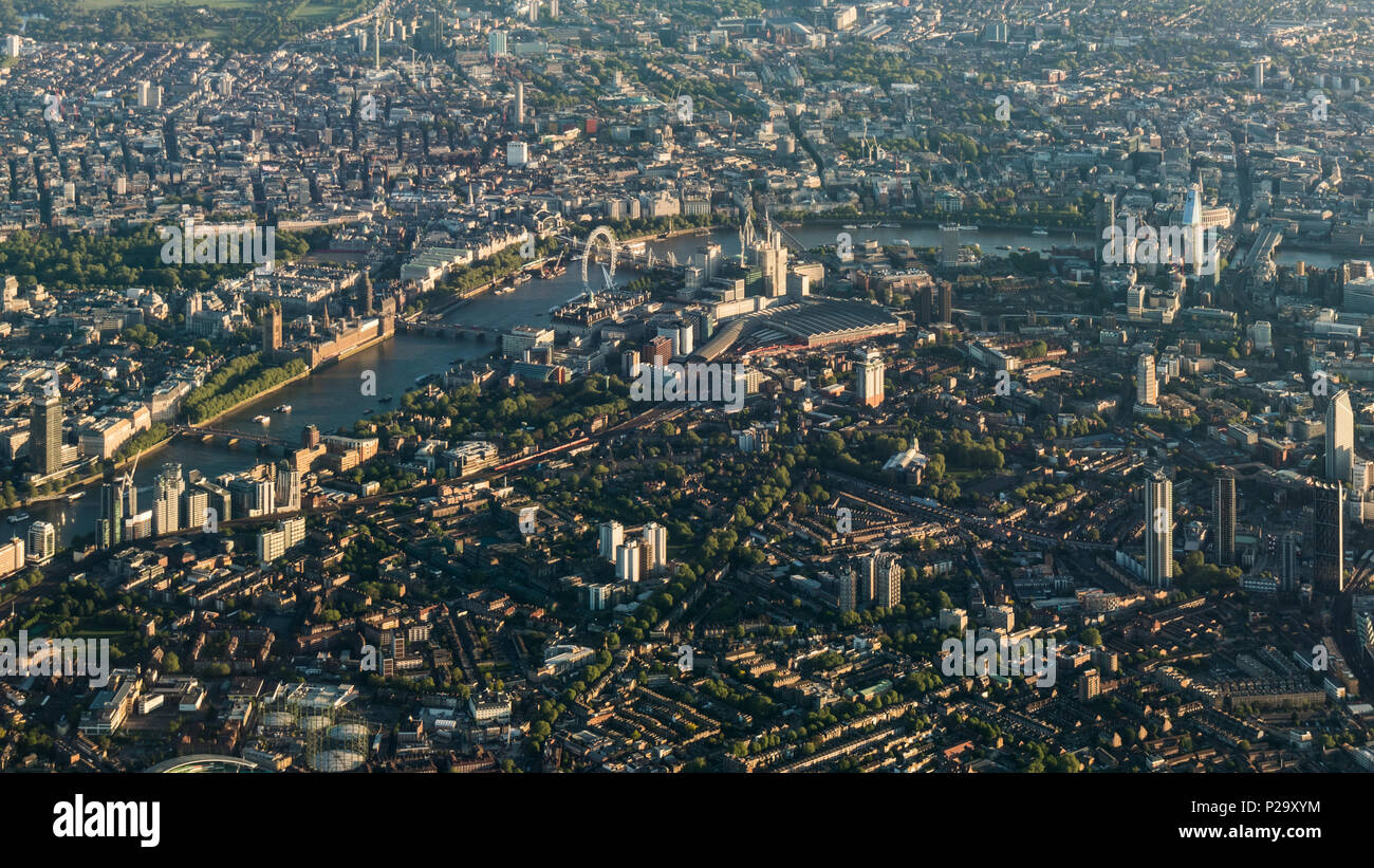 La mattina presto vista aerea del centro di Londra da sud. Foto Stock