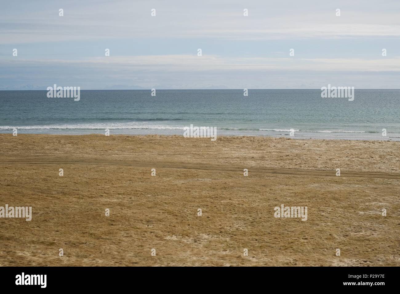Vuoto spiaggia di sabbia con il mare e il cielo, linee orizzontali in Islanda Foto Stock