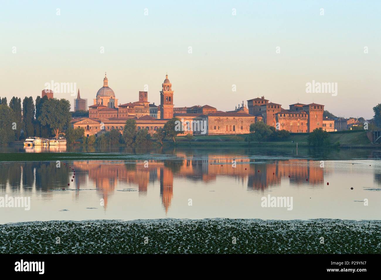 L'Italia, Lombardia, Mantova (Mantova), classificato come patrimonio mondiale dall UNESCO, vista città e Palazzo Ducale e il castello di San Giorgio (Castello di San Giorgio) dal Lago Inferiore Foto Stock