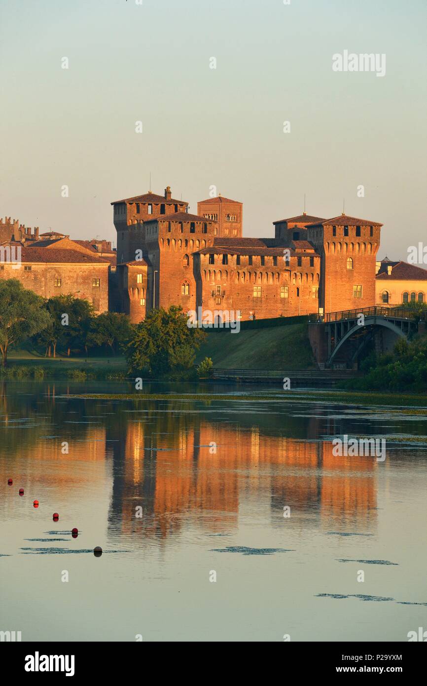 L'Italia, Lombardia, Mantova (Mantova), elencato come patrimonio mondiale dall' UNESCO, il Lago Inferiore e il castello di San Giorgio (Castello di San Giorgio) Foto Stock