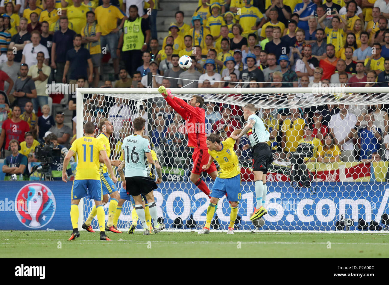 Nizza, Francia - 22 giugno 2016: il portiere Andreas ISAKSSON della Svezia (in rosso) in azione durante UEFA EURO 2016 partita contro il Belgio a Allianz Rivie Foto Stock