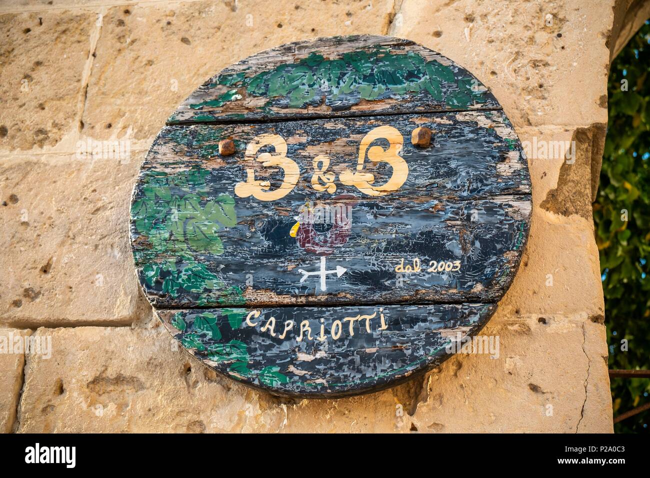 In Italia, Basilicata, Matera, Capitale Europea della Cultura nel 2019, il suo habitat troglodita o Sassi di Matera e le sue chiese rupestri sono elencati come patrimonio mondiale dall' UNESCO, guest house segno Foto Stock