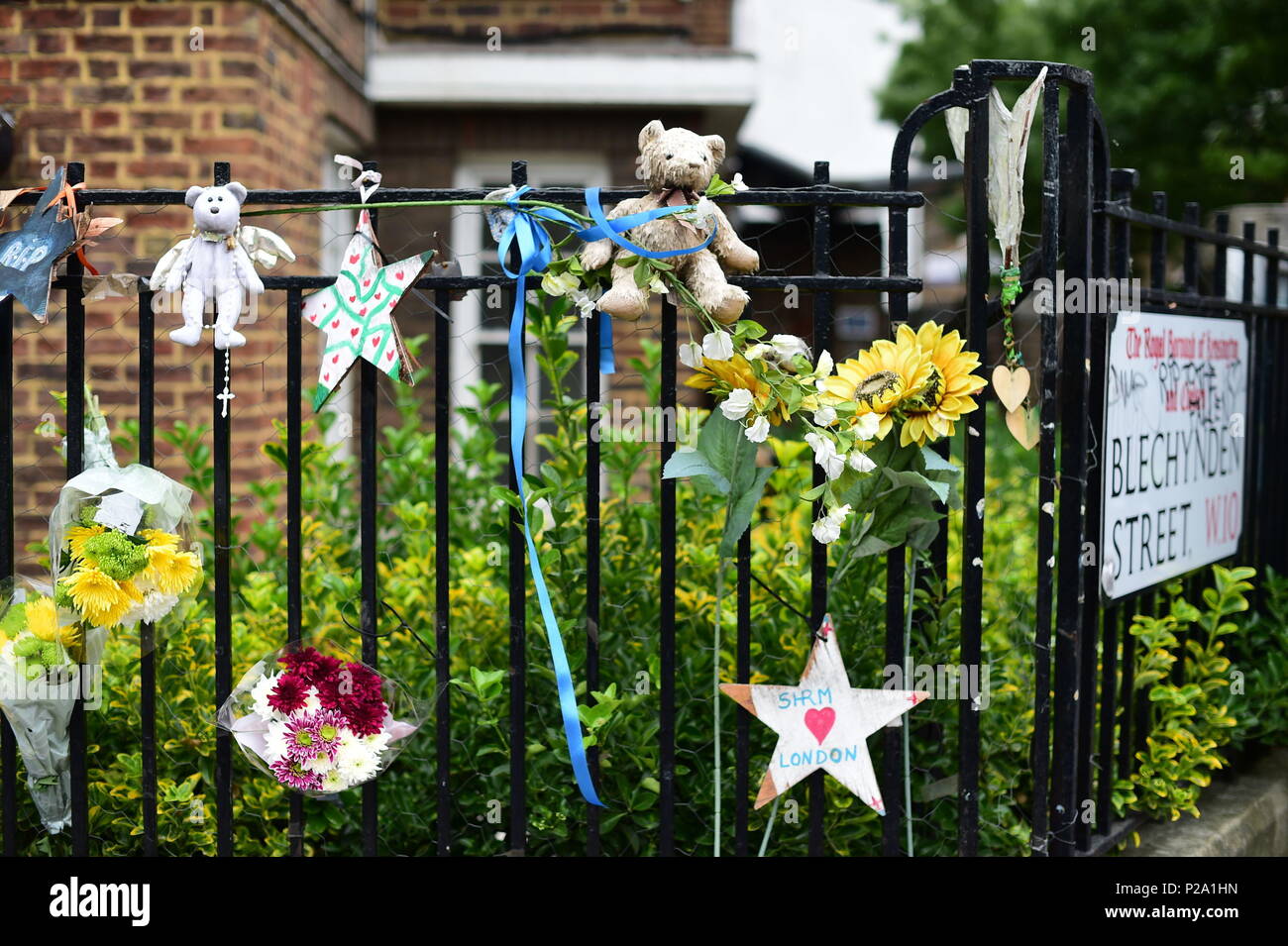 Omaggi legati a ringhiera vicino Latimer Road, West London, in memoria del 72 persone che hanno perso la vita nella torre Grenfell fire. Foto Stock