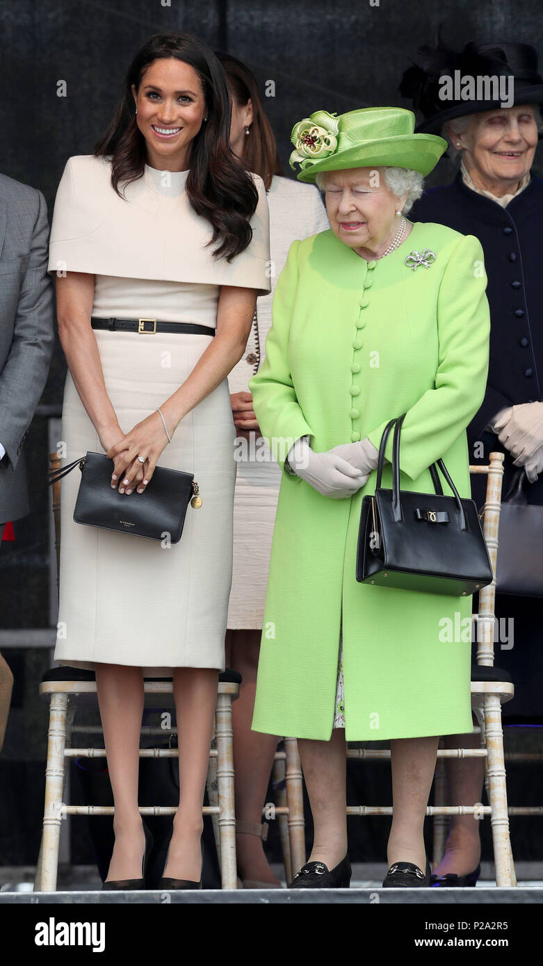 La regina Elisabetta II e la Duchessa di Sussex all'apertura del nuovo Mersey ponte Gateway, in Widnes, Cheshire. Foto Stock