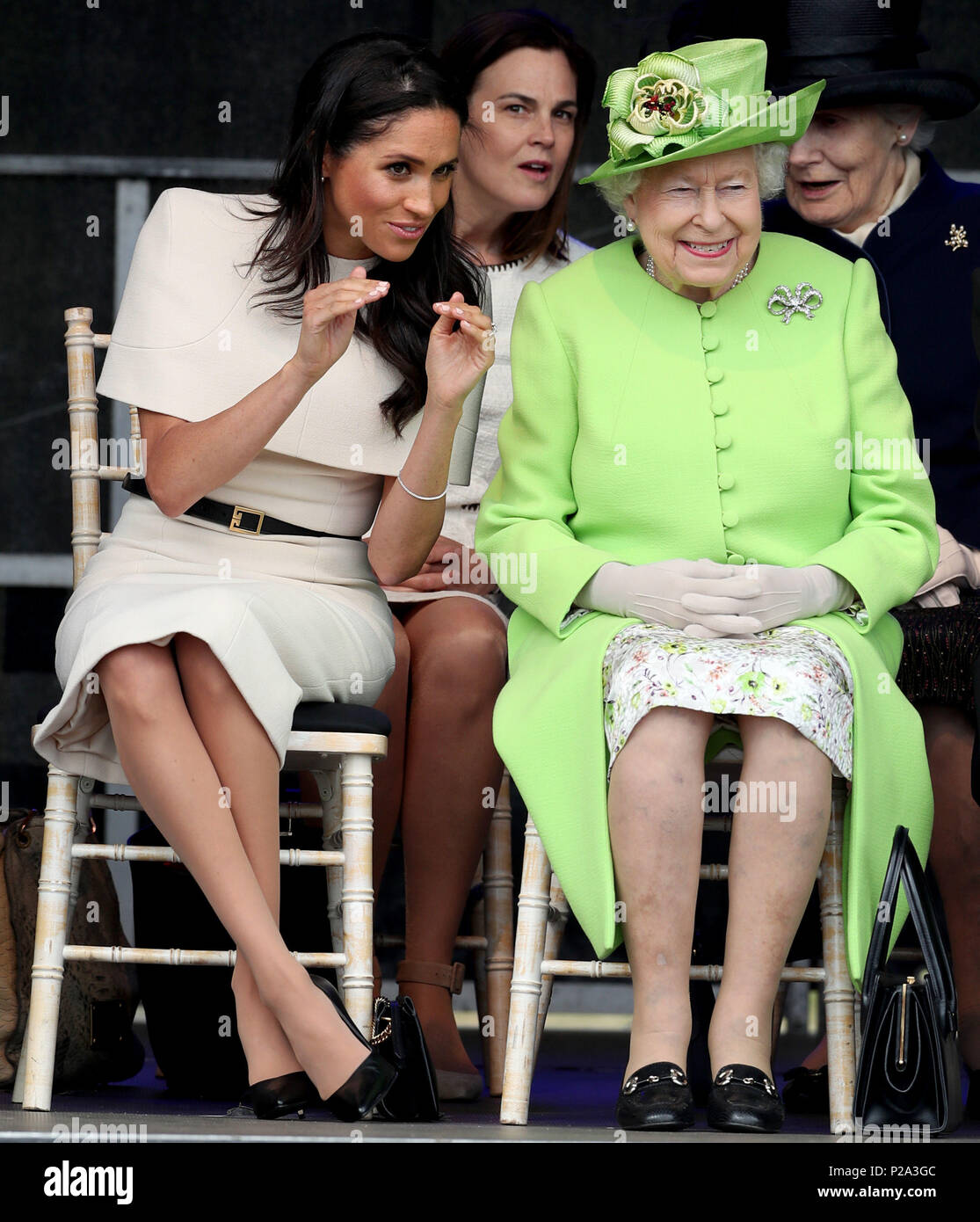 La regina Elisabetta II e la Duchessa di Sussex all'apertura del nuovo Mersey ponte Gateway, in Widnes, Cheshire. Foto Stock