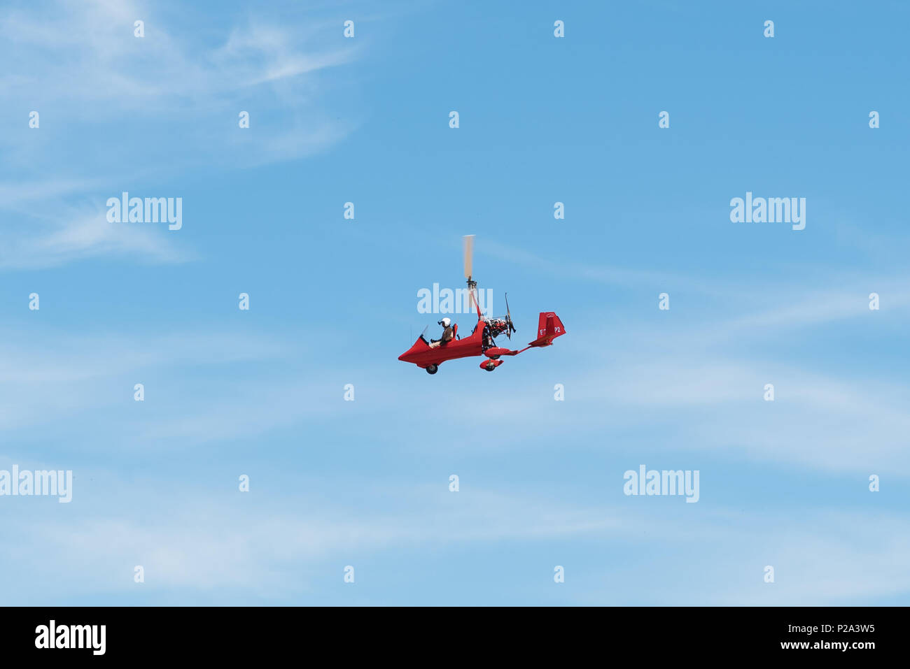 Madrid, Spagna - 3 Giugno 2018: colore rosso ELA 07 autogiro durante air show della storica collezione aerei a Cuatro Vientos airport Foto Stock