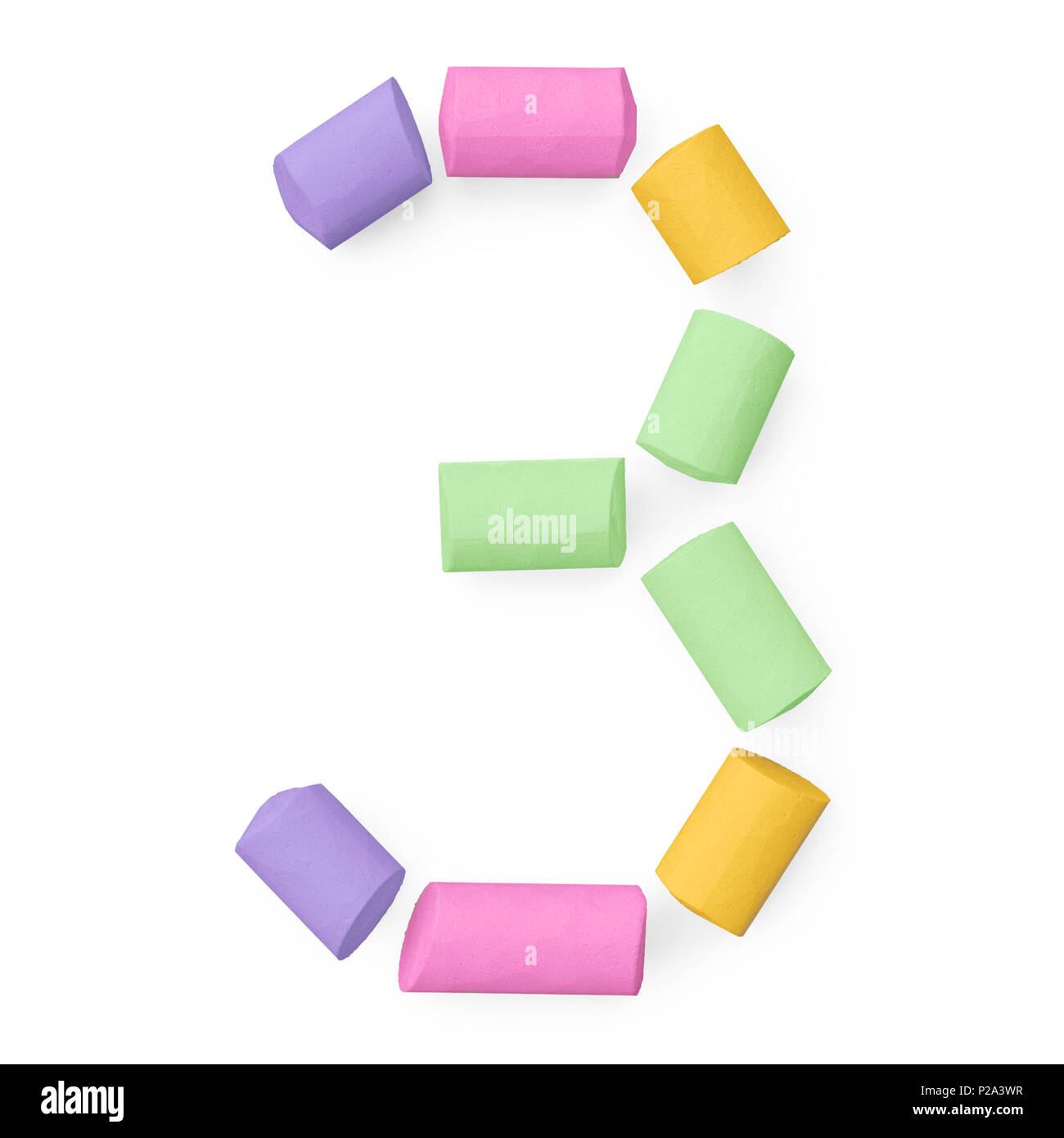Marciapiede colorato o blackboard chalks assemblato come cifra matematica 3 su sfondo bianco, rendering 3D immagine font per l'educazione, arte e infantile Foto Stock
