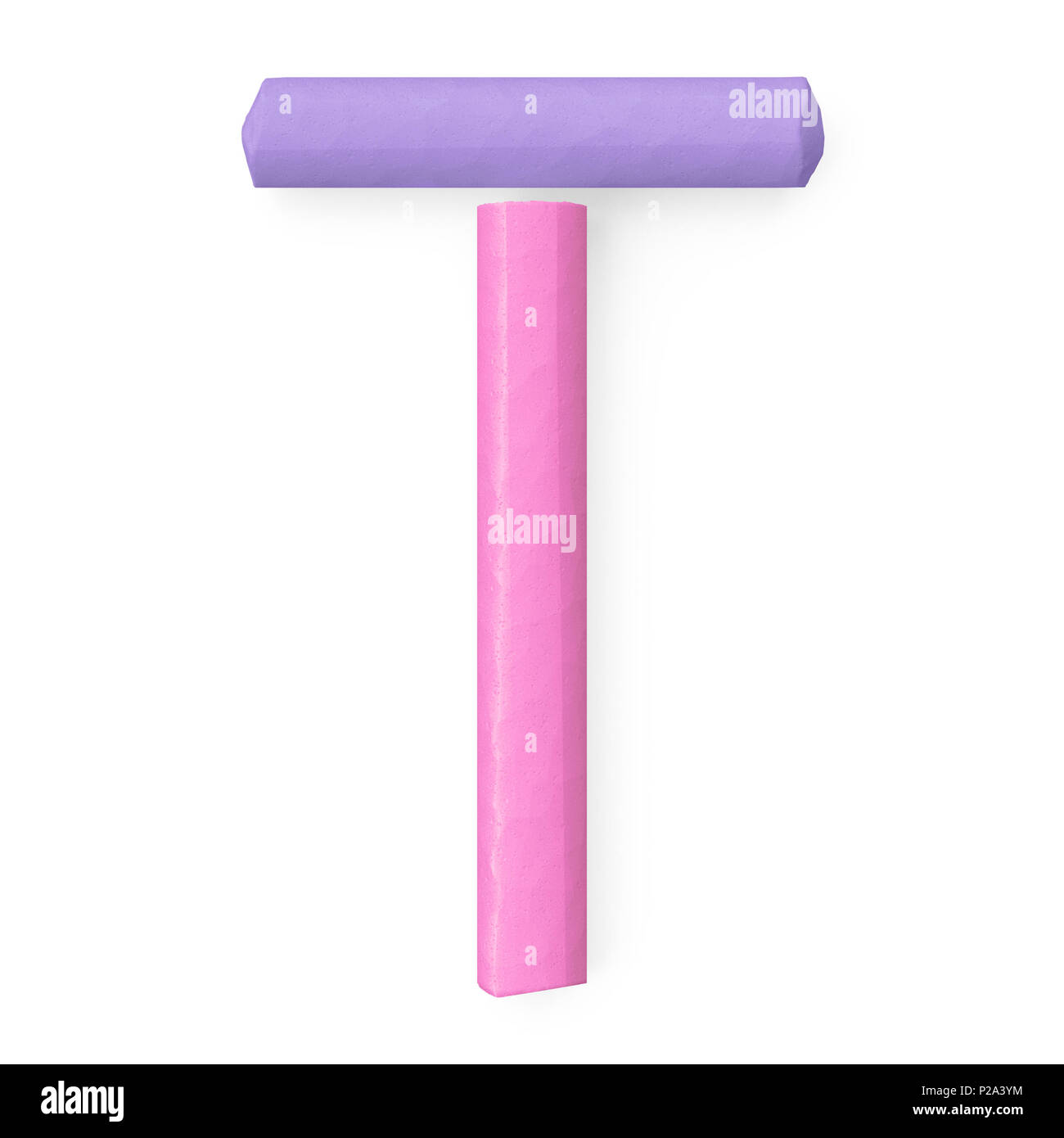 Marciapiede colorato o blackboard chalks assemblato come T maiuscola su sfondo bianco, rendering 3D immagine font per l'educazione, arte e infantile di battitura Foto Stock