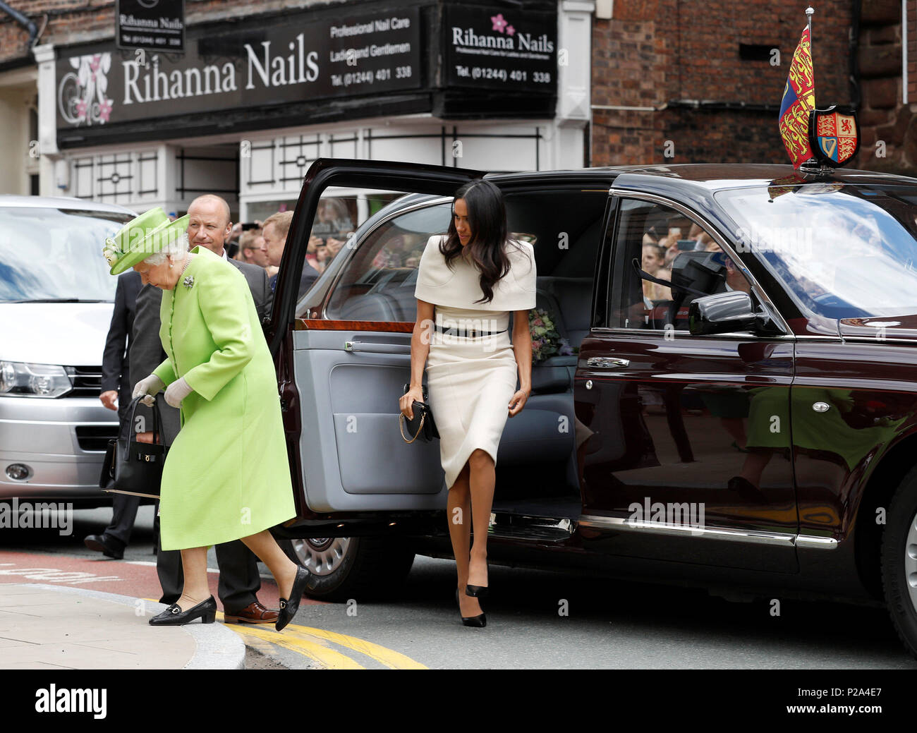 La regina Elisabetta II e la Duchessa di Sussex arriva a visitare Storyhouse Chester, dove essi saranno presi in un tour dell'edificio prima di scoprimento di una lapide per contrassegnare l'apertura ufficiale. Foto Stock