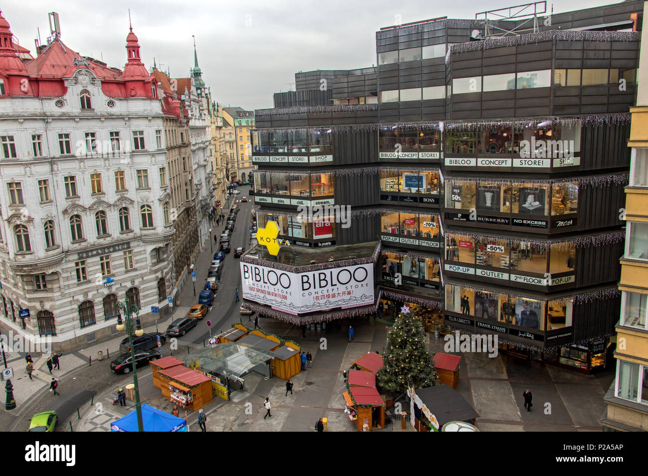 Repubblica Ceca, Praga, 20 dic. 2016, Department store in piazza della Repubblica nel tempo di Natale. Foto Stock
