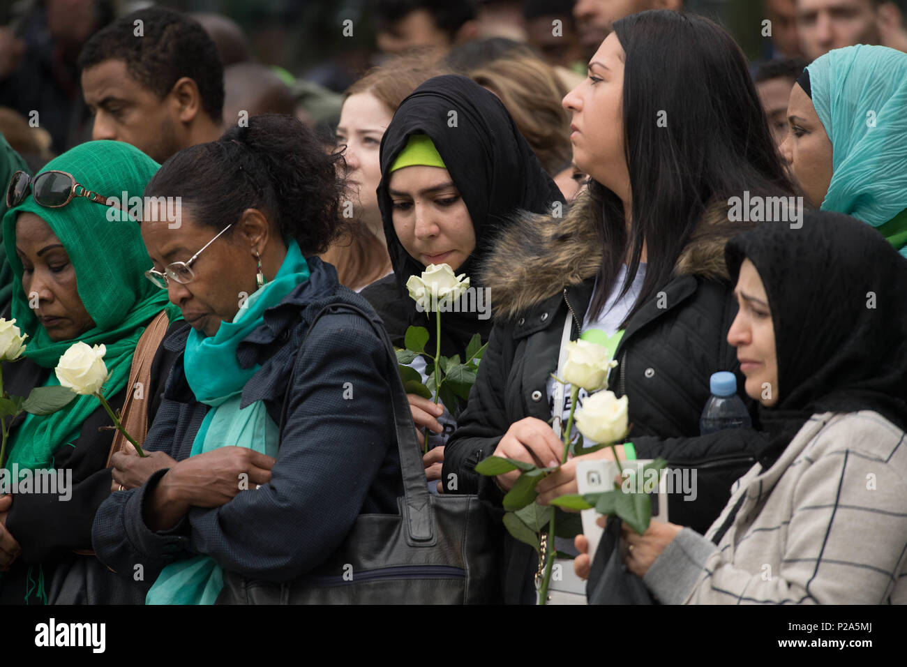 Le famiglie delle vittime del Grenfell Tower disaster frequentare un servizio alla base della torre Grenfell nella zona ovest di Londra per contrassegnare un anno poiché il devastante incendio quale rivendicato 72 vive. Foto Stock