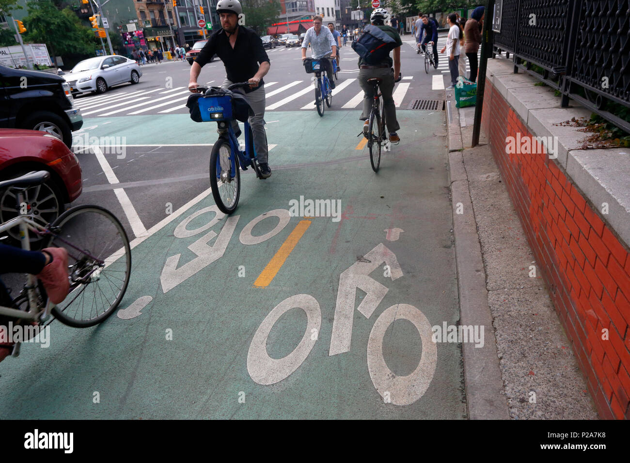 I ciclisti si trovano su una pista ciclabile di Chrystie, e su E. Houston St. A New York, NY. Foto Stock