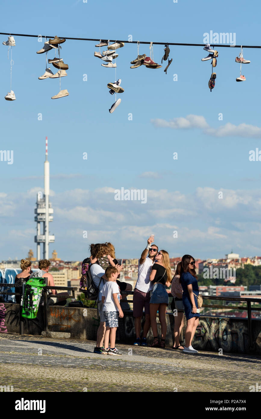 Praga. Repubblica ceca. Le persone al parco Letná, che fornisce un punto di osservazione per ammirare il panorama di tutta la città, Žižkov TV Tower in background. Foto Stock