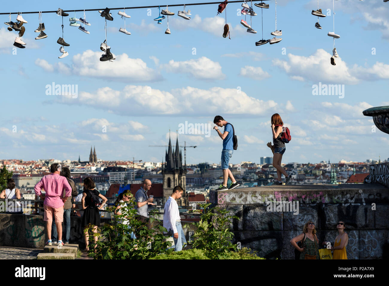 Praga. Repubblica ceca. Le persone al parco Letná, che fornisce un punto di vista per vedute della citta'. Foto Stock