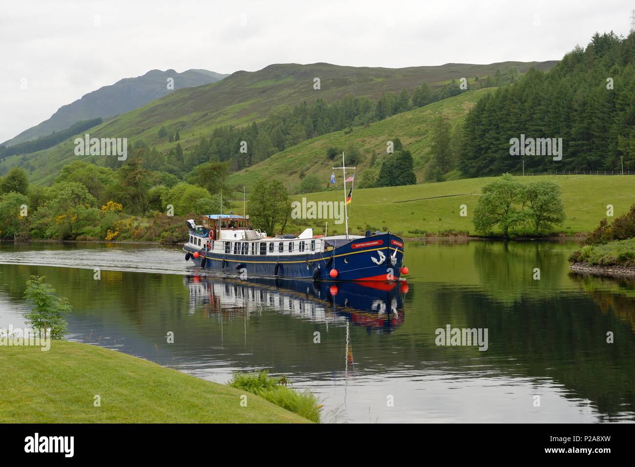 L'Hotel chiatta Highlander scozzese passando attraverso Laggan sul Caledonian Canal in Highland, Scotland, Regno Unito Foto Stock