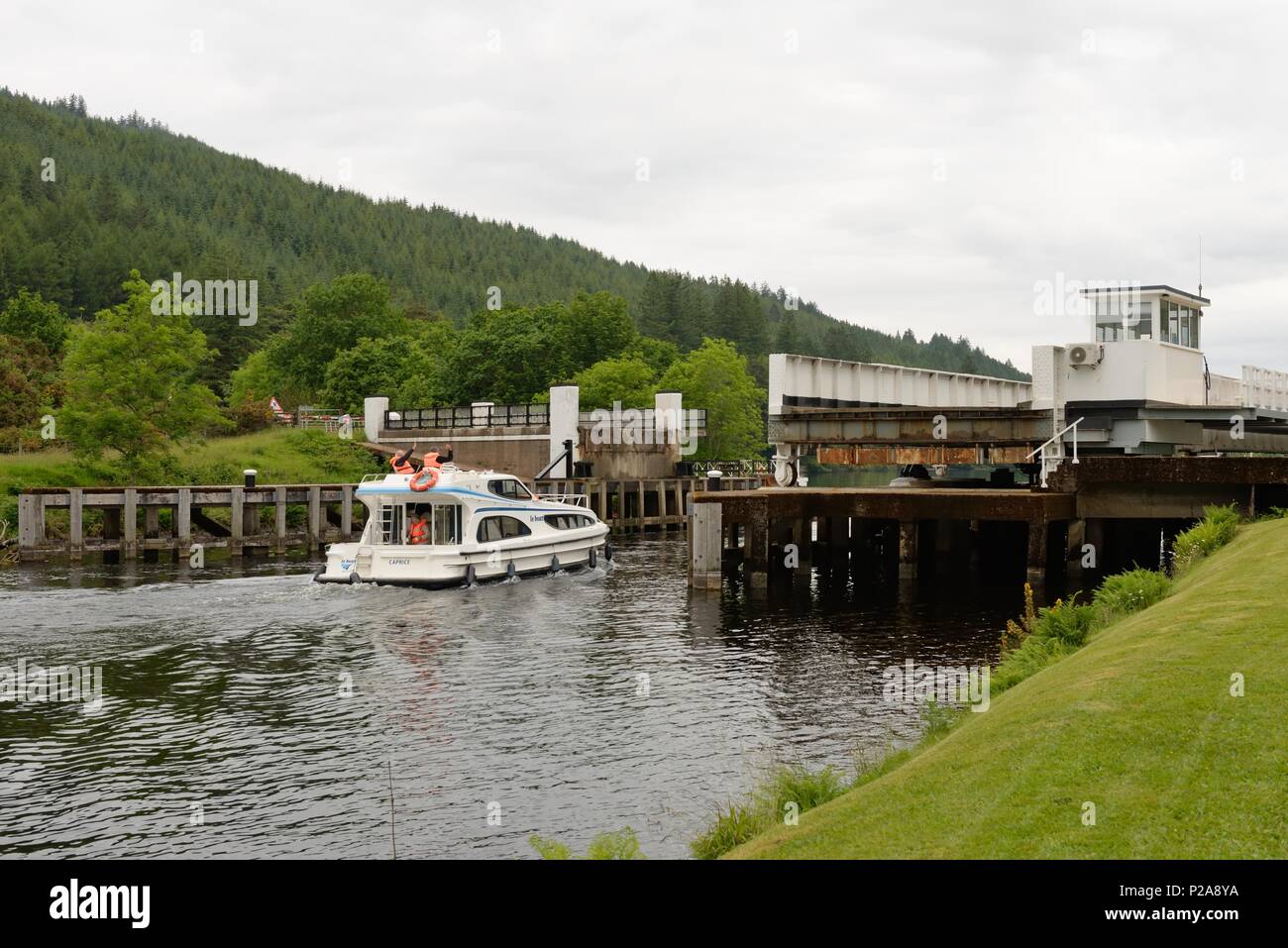 Una nave da diporto passando attraverso il Laggan Swing ponte sopra il Caledonian Canal nella Great Glen, nella regione delle Highlands della Scozia, Regno Unito Foto Stock