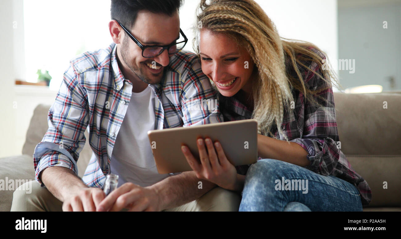 Paio di acquisti online tramite tablet Foto Stock