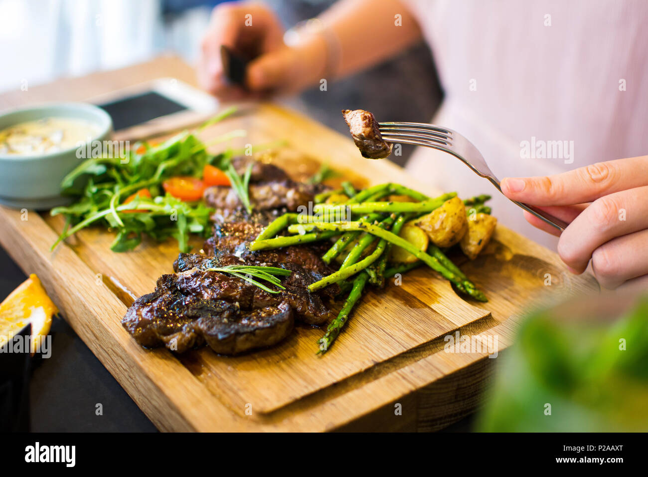 Femmina presentando una bistecca nel ristorante vicino Foto Stock