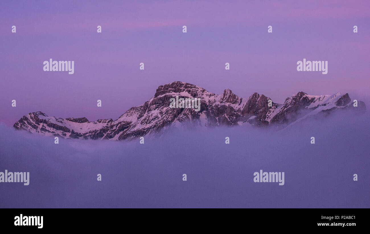 Montagne di nuvole al tramonto, Pirenei, Spagna Foto Stock