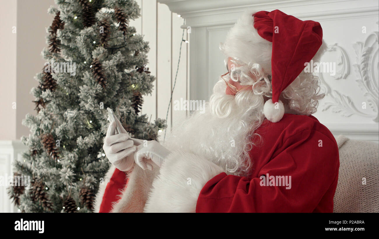 Ridere Babbo Natale di lettura dei messaggi da bambini Foto Stock