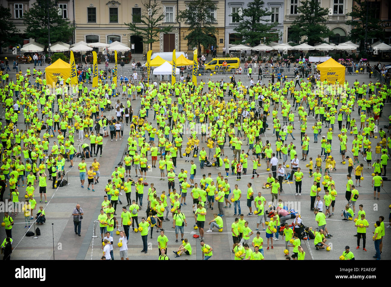 La folla si vede la pratica di diverse sfere prima del 'tentativo di rompere la Guinness Record per la maggior parte delle persone mantenendo la palla in aria" a Cracovia. Secondo gli organizzatori il record è stato battuto da 1561 persone chipping' la palla per almeno dieci secondi nell'aria. La manifestazione si svolge in apertura della Coppa del Mondo in Russia. Foto Stock