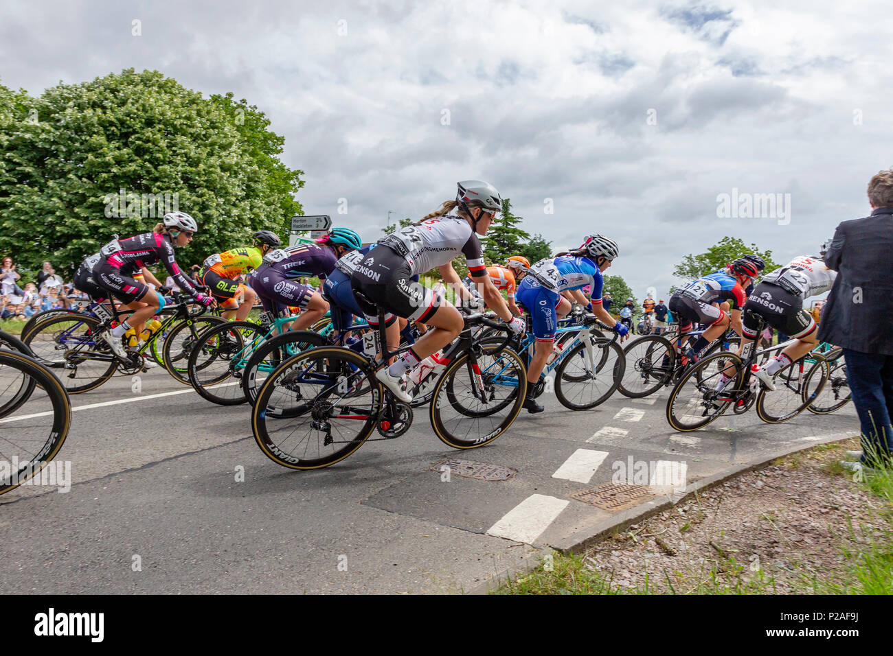 Denton, Northamptonshire, Regno Unito Giovedì 14 Giugno 2018. Ovo l'Energia Femminile, Tour stadio 2. Rushden a Daventry 145km (91 miglia). Piloti lasciando Denton voce a Horton con 123.4kl per andare alla fine. Credito: Keith J Smith./Alamy Live News Foto Stock