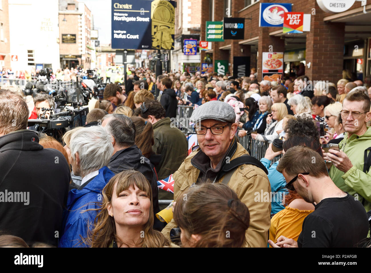 Chester, Regno Unito. 14 giugno 2018. La folla attendono l arrivo della Regina e la Duchessa di Sussex ad aprire ufficialmente il teatro Storyhouse, biblioteca e sala delle arti prima di pranzo in municipio. Credito: Andrew Paterson/Alamy Live News Foto Stock