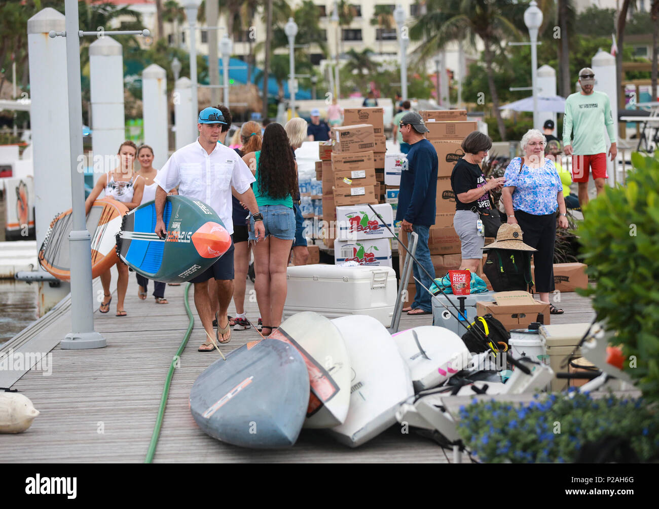 Florida, Stati Uniti d'America. 14 Giugno, 2018. Traversata per una cura caricato rematori, schede e materiali di consumo per il supporto di imbarcazioni al pubblico docks su Flagler Drive, attraversata la strada dal E.R. Bradley nella Berlina, nel centro di West Palm Beach inizio Giovedì mattina, 14 giugno 2018. La traversata per una cura è una lunga distanza endurance carità paddle sfida e gara che prende dei rematori 75 miglia attraverso la Corrente del Golfo da Bimini nelle Bahamas torna alla Florida continentale. Organizer tuta di Travis è fonte di ispirazione per il caso è sua figlia Piper, che è stato diagnosticato con la fibrosi cistica (CF) all'età di quattro anni. La CF è un pr Foto Stock