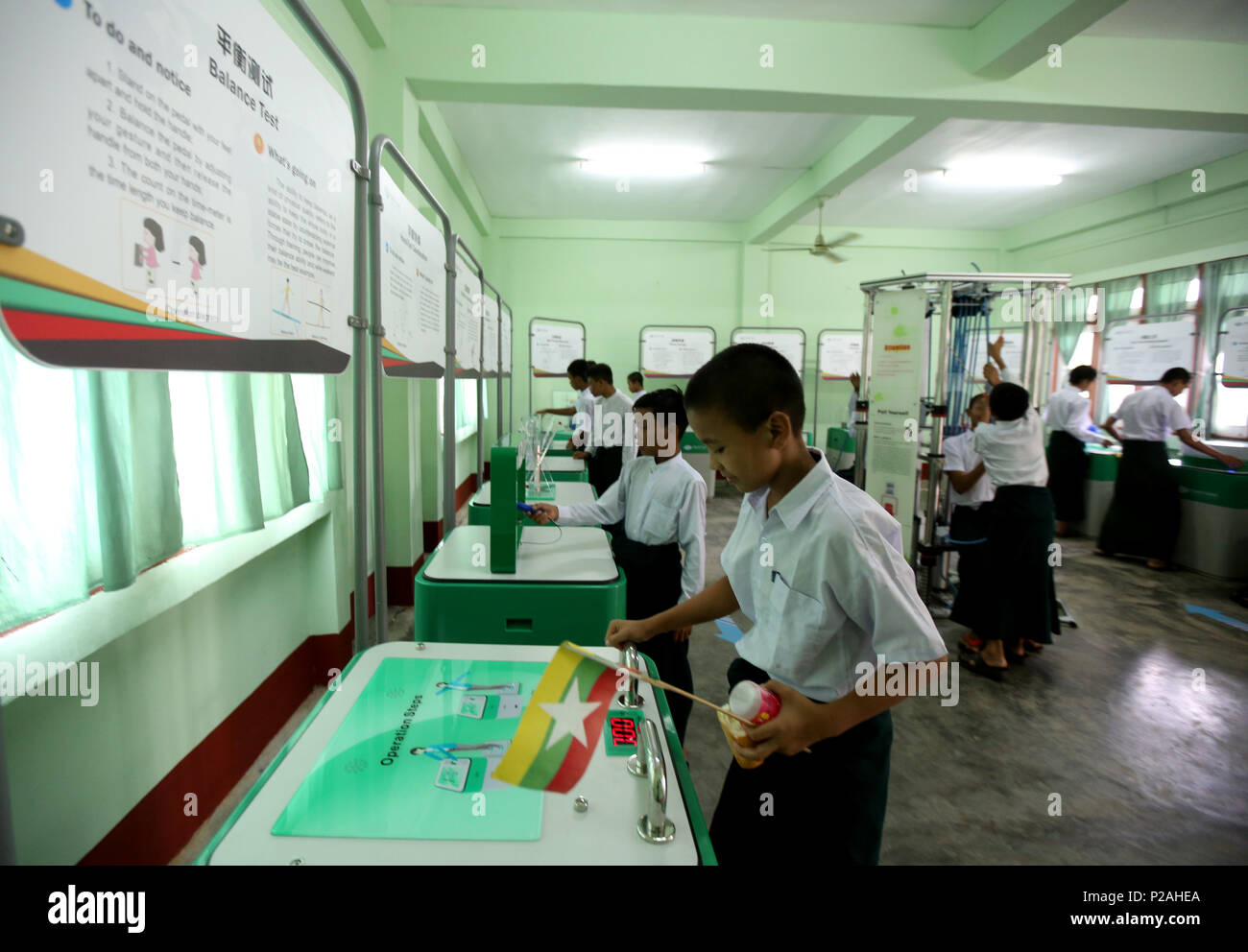 No Gen. Pyi Taw, Myanmar. 14 Giugno, 2018. Esperienza degli studenti durante la cerimonia di apertura della Cina in materia di scienza e tecnologia (Museo CSTM) International Tour mostra presso l'istruzione di base di alta scuola in Nay Gen. Pyi Taw, Myanmar, 14 giugno 2018. Credito: U Aung/Xinhua/Alamy Live News Foto Stock