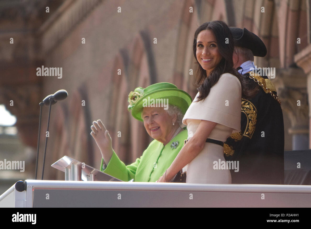 Chester, Regno Unito. 14 giugno 2018. La regina Elisabetta II e Meghan Markle, duchessa di Sussex, sorriso e wave a folle su un royal visitare Chester, UK Credit: Philip Chidell/Alamy Live News Foto Stock