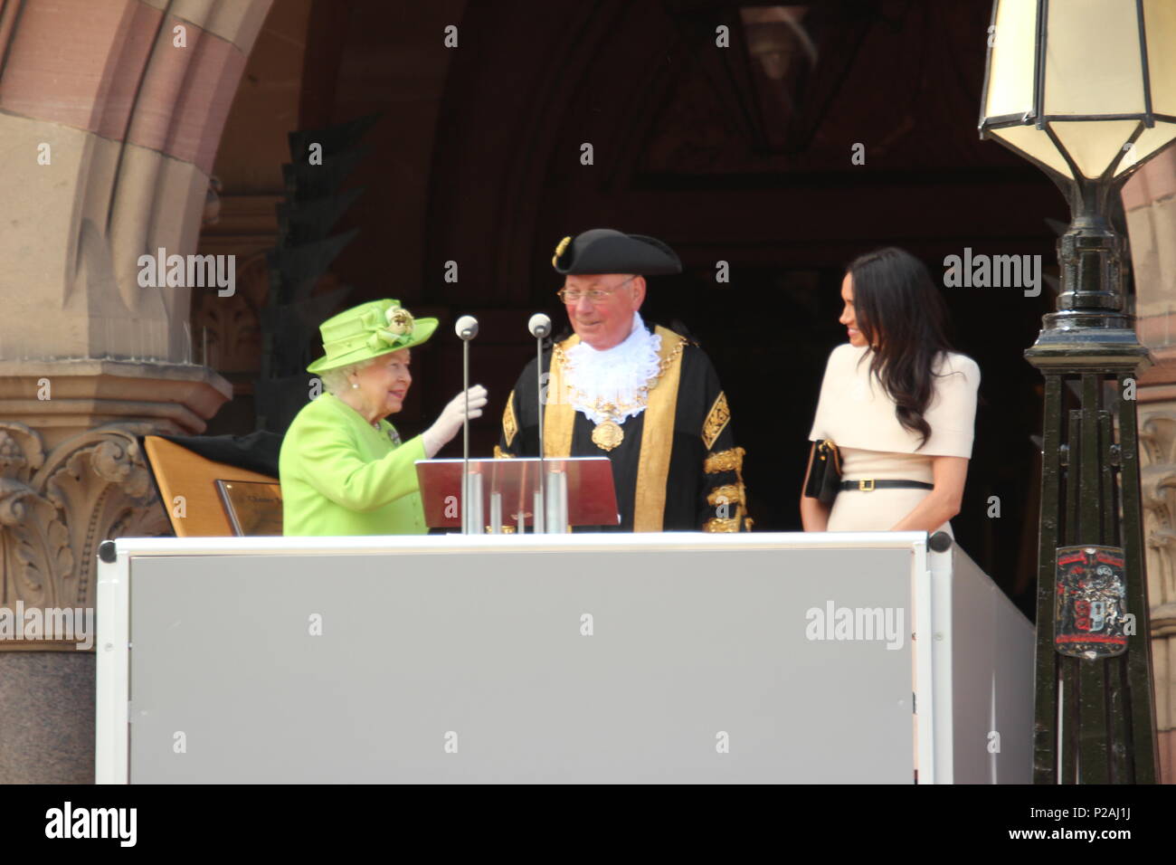 Chester, Regno Unito. Xiv Jun, 2018. La regina e Meghan Markle.Duchessa di Sussex, visitato Chester ad aprire ufficialmente Chester Storyhouse theate e la libreria di credito complesso/Mike Clarke/Alamy Live News Foto Stock