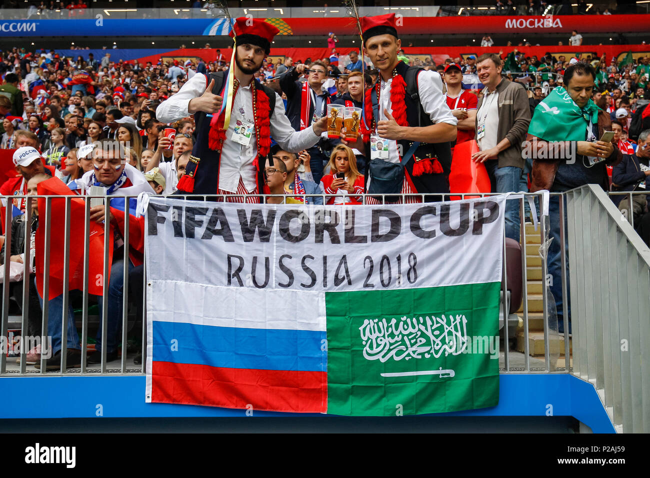 Mosca, Russia. 14 giugno 2018. Ventole prima del 2018 Coppa del Mondo FIFA Gruppo una corrispondenza tra la Russia e l'Arabia Saudita a Luzhniki Stadium il 14 giugno 2018 a Mosca, in Russia. Credito: Immagini di PHC/Alamy Live News Foto Stock