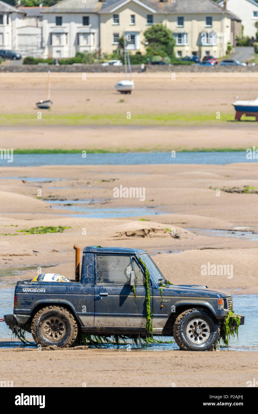 Appledore, North Devon, Regno Unito. Xiv Jun, 2018. Con la bassa marea Royal Marines in base a Instow aiutare la comunità locale mediante il recupero di un veicolo 4x4 che è incagliata nel fiume Torridge estuary oltre una settimana fa. Grandi folle sono state disegnate in banchina a Appledore ed acclamato come il veicolo è stata trasportata a terra questo pomeriggio. Credito: Terry Mathews/Alamy Live News Foto Stock