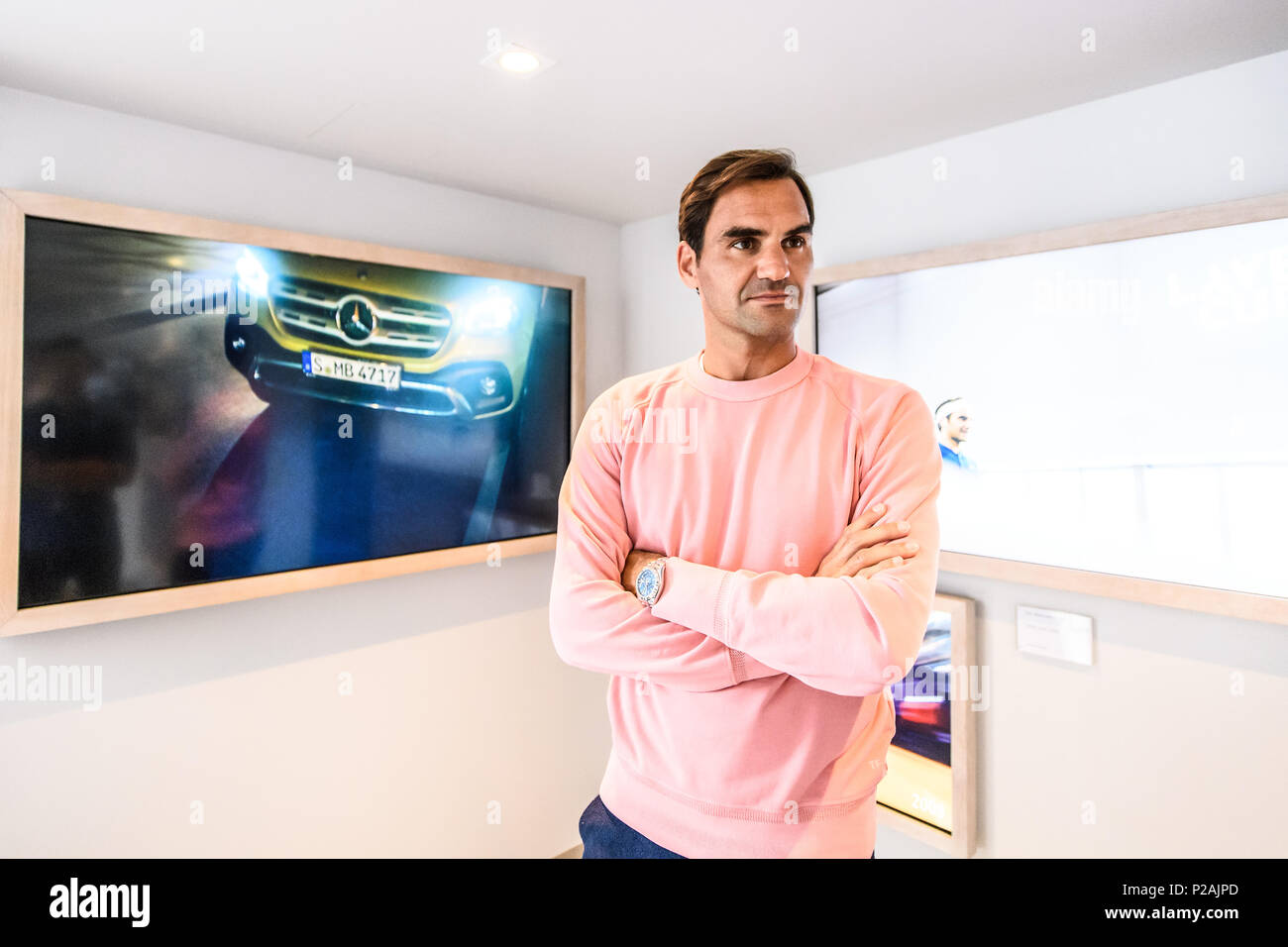 Stoccarda, Deutschland. 14 Giugno, 2018. Professional giocatore di tennis Roger Federer meraviglie al Mercedes-Benz mostra. GES/tennis/ATP: MercedesCup, 14.06.2018 tennis ATP: MercedesCup di Stoccarda, giugno 14, 2018 - | Utilizzo di credito in tutto il mondo: dpa/Alamy Live News Foto Stock