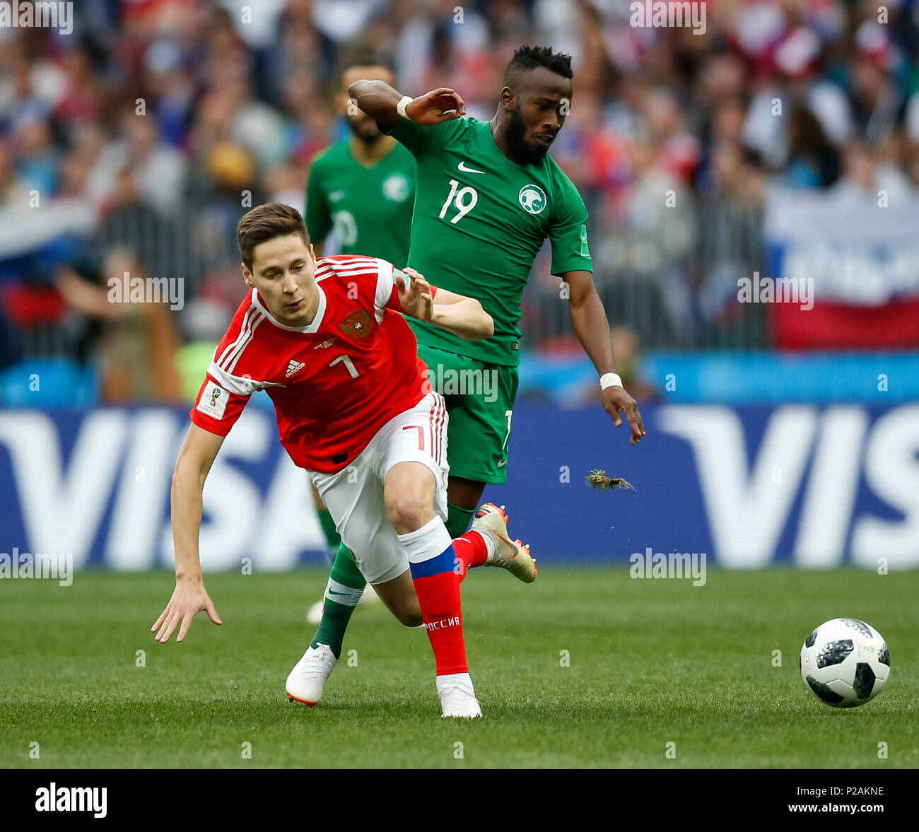 Mosca, Russia. 14 giugno 2018. Daler Kuzyayev della Russia e Fahad Al-Muwallad di Arabia Saudita durante il 2018 Coppa del Mondo FIFA Gruppo una corrispondenza tra la Russia e l'Arabia Saudita a Luzhniki Stadium il 14 giugno 2018 a Mosca, in Russia. Credito: Immagini di PHC/Alamy Live News Foto Stock