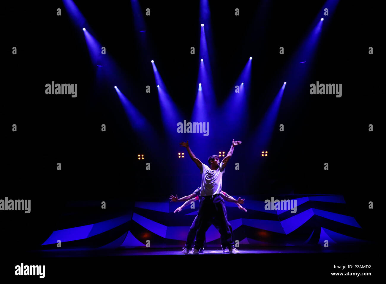 Come parte di Birmingham International Dance Festival, ISH collettivo di danza provenienti dai Paesi Bassi provano i loro elementi di Freestyle, che mescola breakdance, skateboard, pattinaggio in linea free-running, BMX e anche freestyle basket davanti a loro le prestazioni al Hippodrome Theatre. Peter Lopeman/Alamy Live News Foto Stock