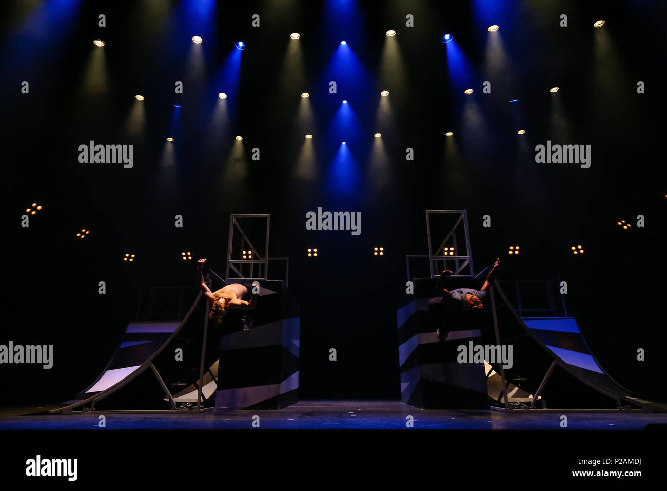 Come parte di Birmingham International Dance Festival, ISH collettivo di danza provenienti dai Paesi Bassi provano i loro elementi di Freestyle, che mescola breakdance, skateboard, pattinaggio in linea free-running, BMX e anche freestyle basket davanti a loro le prestazioni al Hippodrome Theatre. Peter Lopeman/Alamy Live News Foto Stock