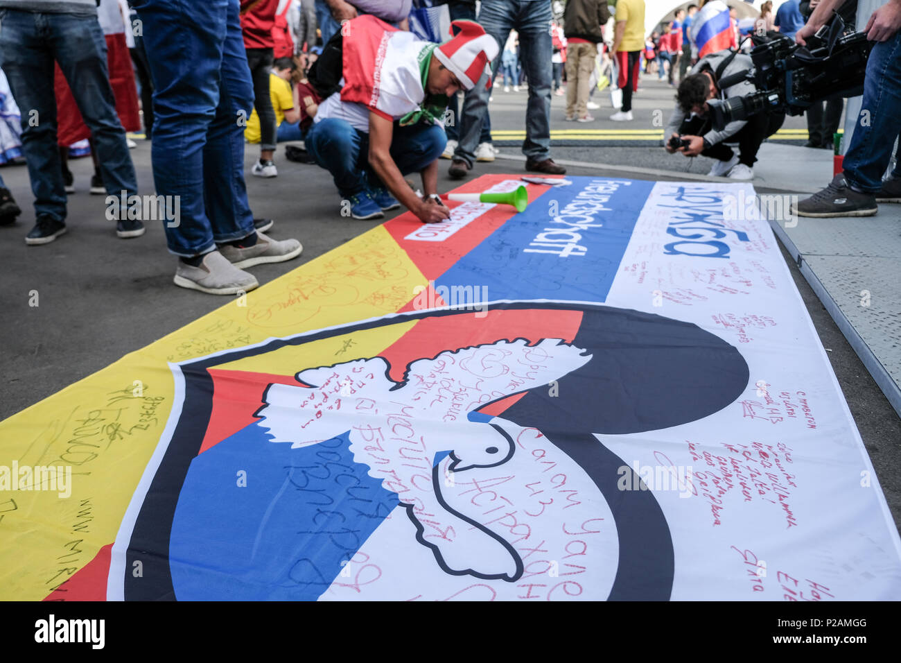 Mosca, Russia. Xiv Jun, 2018. Primo match di FIFA 2018 Campionato Mondiale di Calcio. Sostenitori guardare la partita Russia Vs Arabia Saudita nel Fan Fest venue. Credito: Marco Ciccolella/Alamy Live News Foto Stock