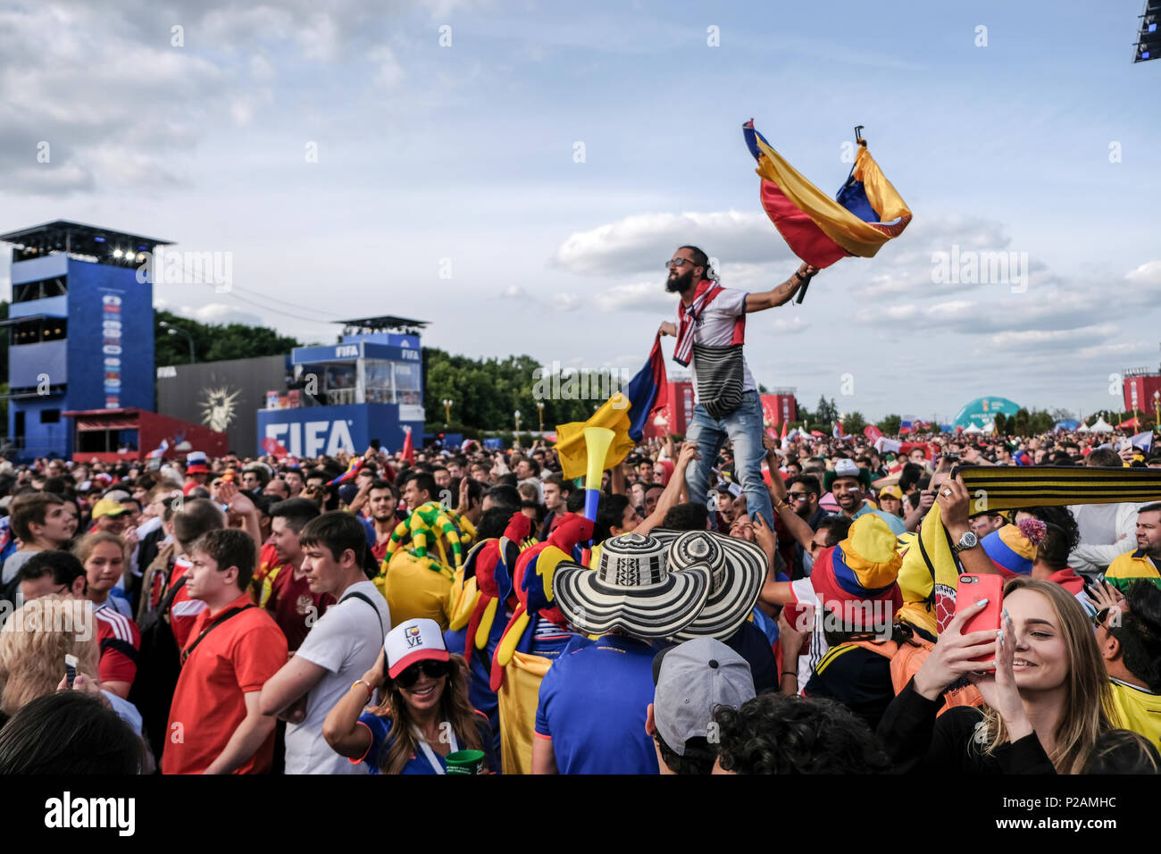 Mosca, Russia. Xiv Jun, 2018. Primo match di FIFA 2018 Campionato Mondiale di Calcio. Sostenitori guardare la partita Russia Vs Arabia Saudita nel Fan Fest venue. Credito: Marco Ciccolella/Alamy Live News Foto Stock