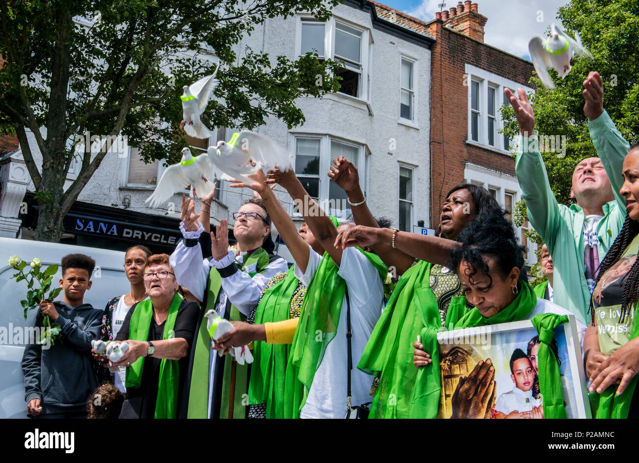 Colombe bianche vengono rilasciati da parte dei familiari delle vittime del Grenfell fire, su un anno di anniversario del fuoco, Londra, Inghilterra, Regno Unito, 14 giugno 2018 Foto Stock