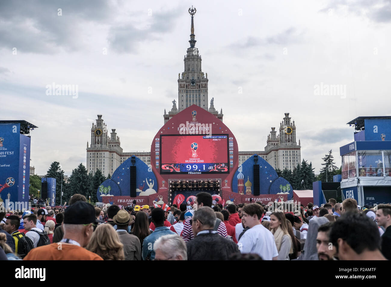 Mosca, Russia. Xiv Jun, 2018. Primo match di FIFA 2018 Campionato Mondiale di Calcio. Sostenitori guardare la partita Russia Vs Arabia Saudita nel Fan Fest venue. Credito: Marco Ciccolella/Alamy Live News Foto Stock