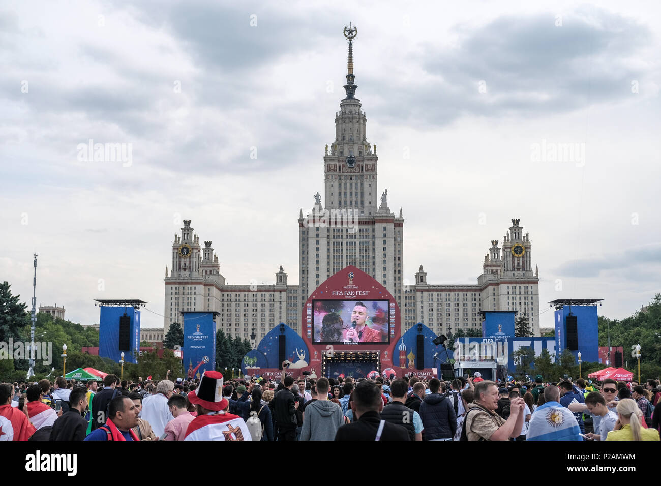 Mosca, Russia. Xiv Jun, 2018. Primo match di FIFA 2018 Campionato Mondiale di Calcio. Sostenitori guardare la partita Russia Vs Arabia Saudita nel Fan Fest venue. Robbie Williams cantare durante la cerimonia di apertura. Credito: Marco Ciccolella/Alamy Live News Foto Stock