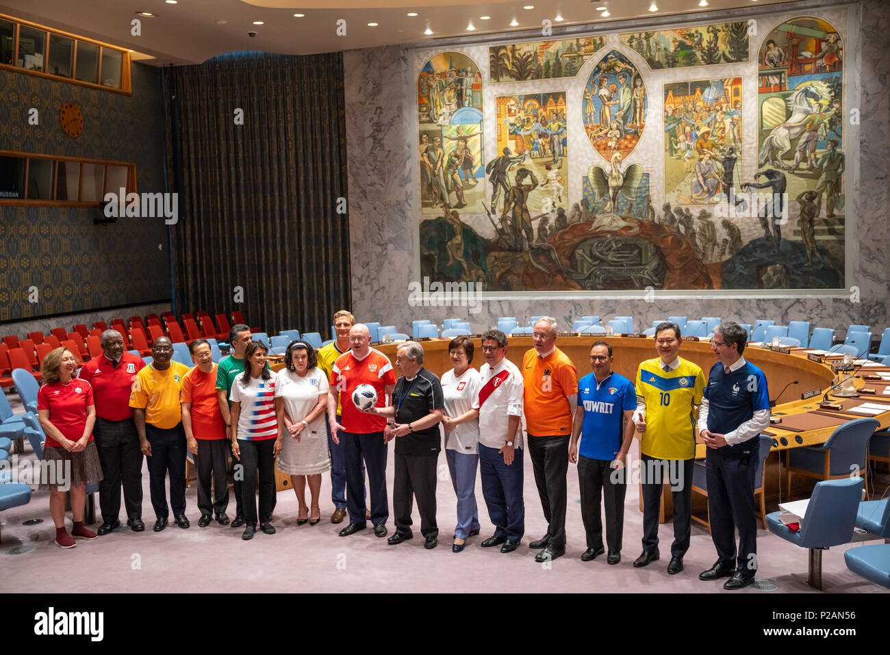 New York, Stati Uniti d'America, 14 giugno 2018. Segretario Generale delle Nazioni Unite António Guterres (C) trattiene un pallone da calcio e indossa un arbitro jersey come egli si pone insieme con gli altri membri del Consiglio di Sicurezza delle Nazioni Unite che indossano i loro national soccer uniformi per contrassegnare il giorno di apertura del 2018 FIFA World Cup, ospitato dalla Federazione russa a partire dal 14 giugno al 15 luglio. Credito: Enrique Shore/Alamy Live News Foto Stock